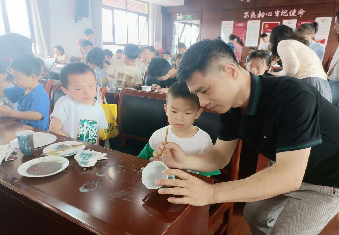 我院教师陈绍飞参加关爱留守儿童公益活动