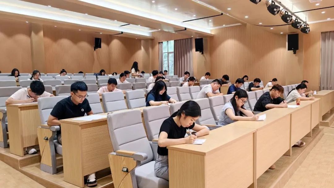 辅导员1.jpg